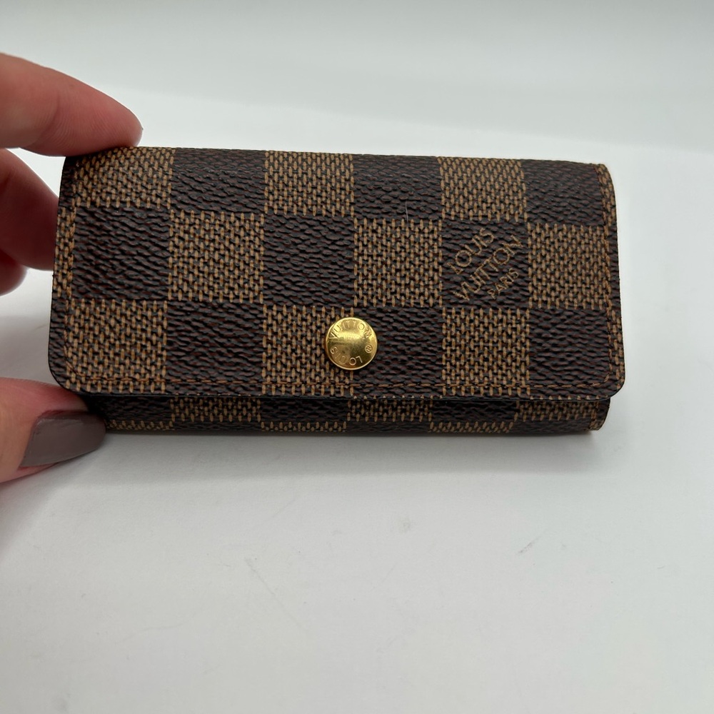 Authentic Louis Vuitton 4 key holder Damier